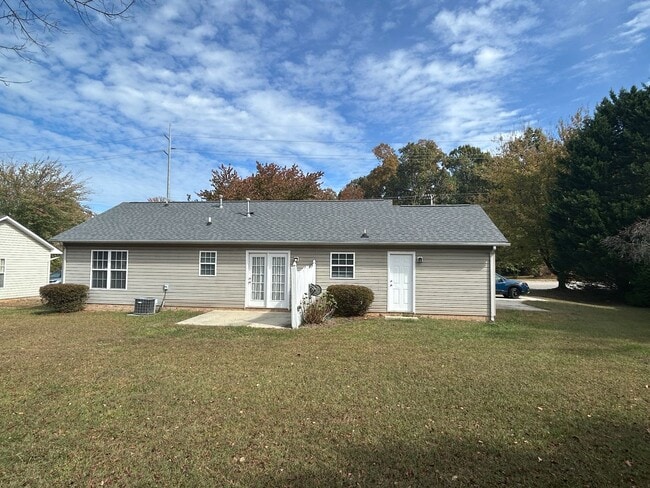 Building Photo - Ready to View! Updated 3/2 Home High Point...