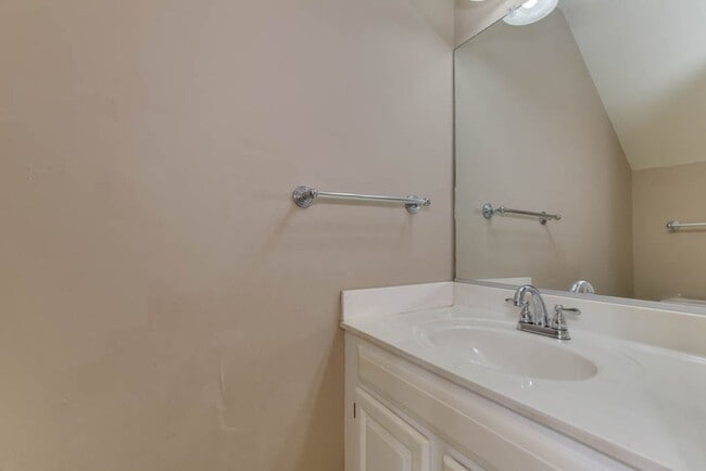 Building Photo - Updated 3-Bedroom Yorktown Townhouse with Private Yard and Community Amenities