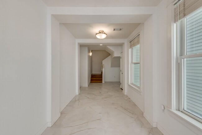 Building Photo - 2604 Thomas Ave