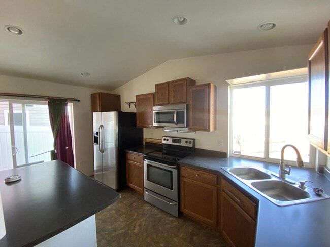 Building Photo - Three bathroom three bedroom home for rent
