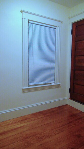 2nd floor small study - 46 Chandler St