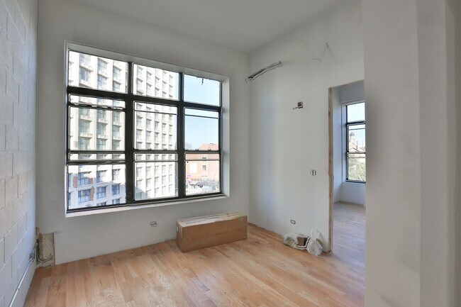 Building Photo - Brand New 1 Bed in Wicker Park. 12' Ceilin...