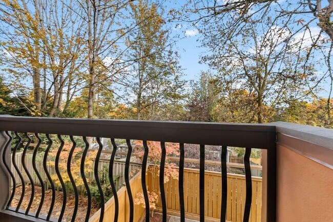 Building Photo - Luxurious Air-Conditioned Leschi View Townhome