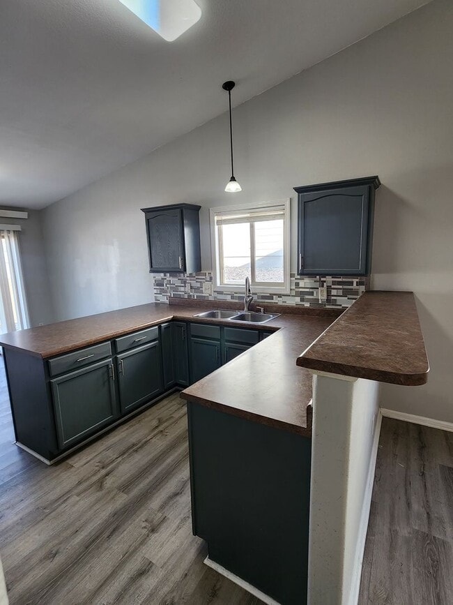 Building Photo - 1351 E Oakland St