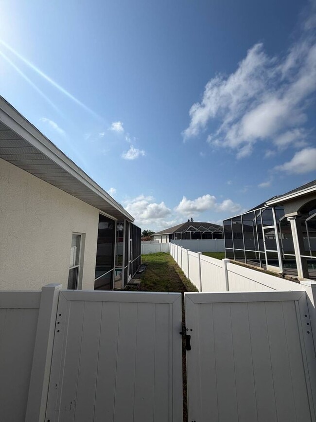 Building Photo - Welcome to your private Florida retreat in Lakeland!