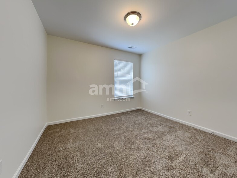 Building Photo - 215 Bellflower Cir