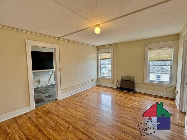 Building Photo - Amazing Two Bedroom in Burlington - $500 OFF FIRST MONTHS RENT WHEN YOU SIGN A LEASE BY 9/15!