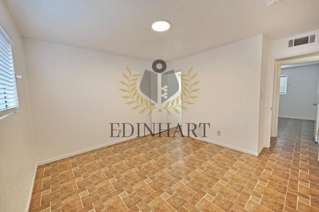 Building Photo - 2303 S Poppy Ave