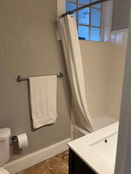 Building Photo - 1170 Monroe Dr NE