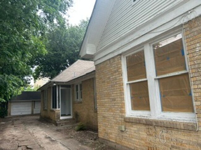 Building Photo - 923 Sunset Ave