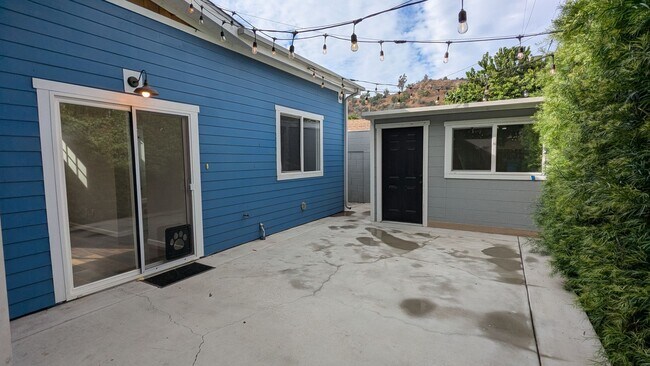 Building Photo - Private 1 Bed 1 Bath Back House with Yard ...