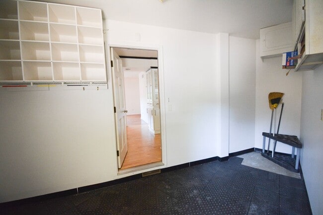 Building Photo - 6 Bed, 3.5 Bath Home for Rent – Retro Char...