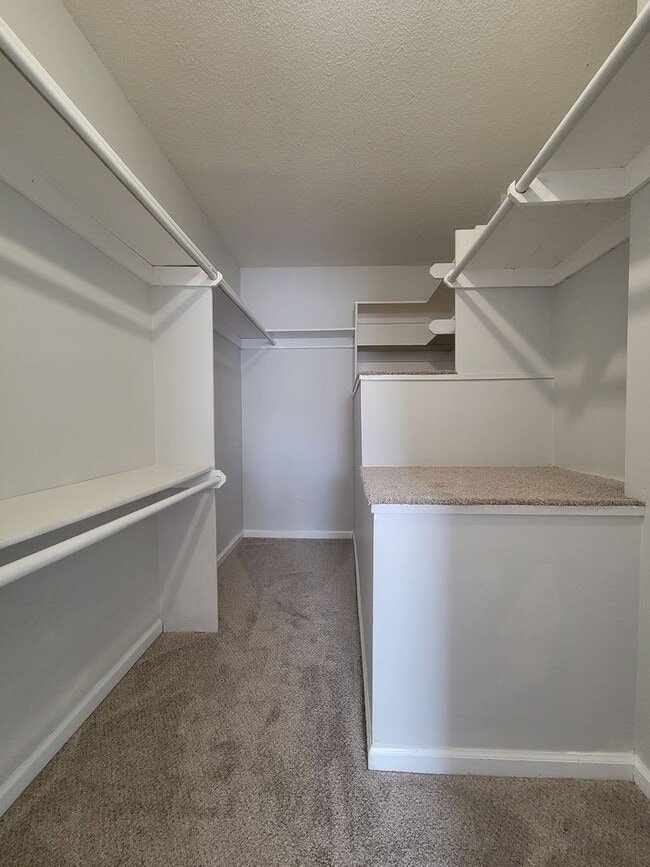 Building Photo - 4 bedroom 2.5 bathroom townhouse