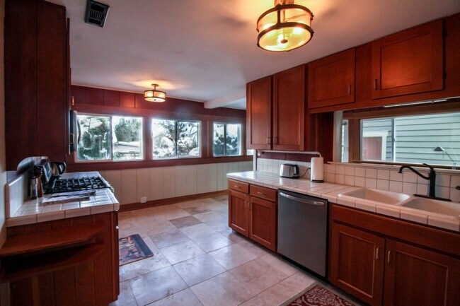 Building Photo - Zara's Cottage: Fully Furnished,  blocks t...