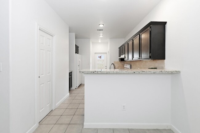 Building Photo - 2445 Monarch Dr