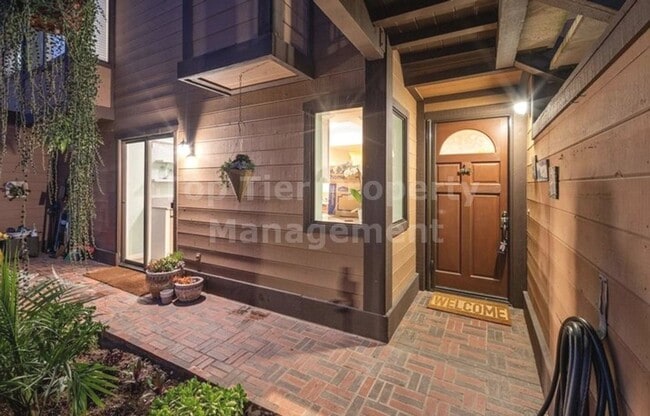 Building Photo - **Beautiful, Fully-Furnished 2 bed / 2.5 b...