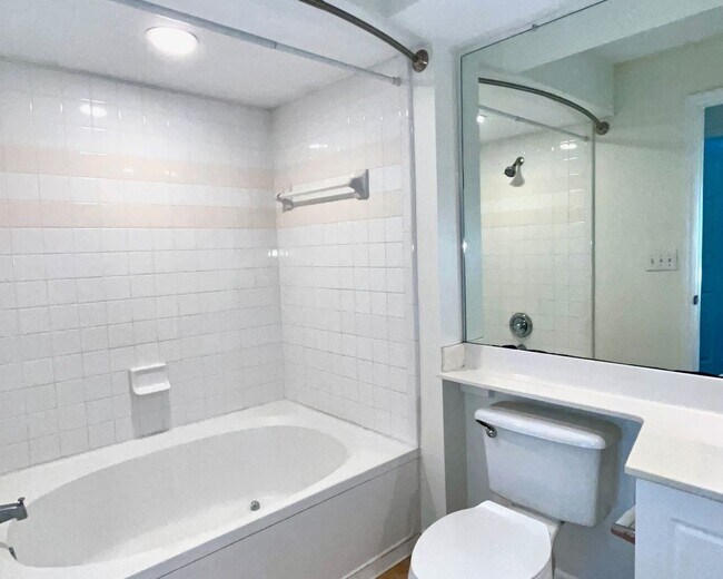 Building Photo - 2 Bed/2 Bath, Gated Community, Close to Sh...