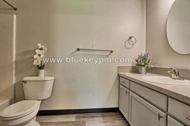 Building Photo - 3 Bed, 2 Baths Home in North Image Neighborhood with Large Yard