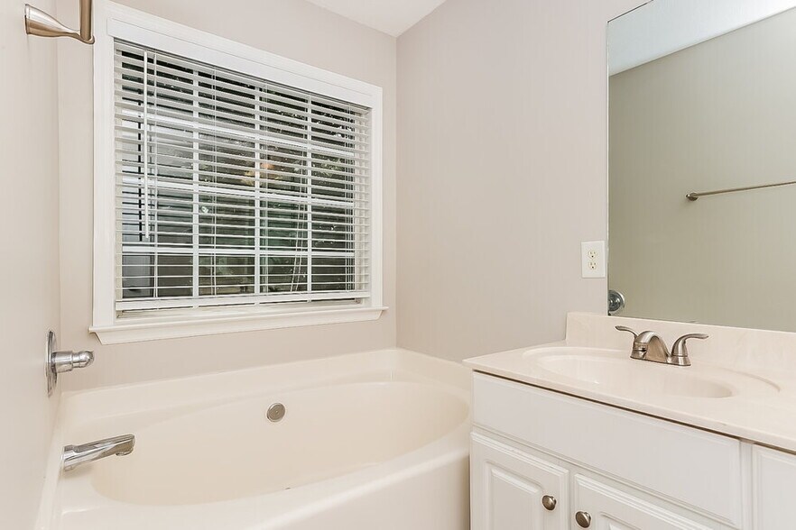 Building Photo - 2720 Windcrest Tr
