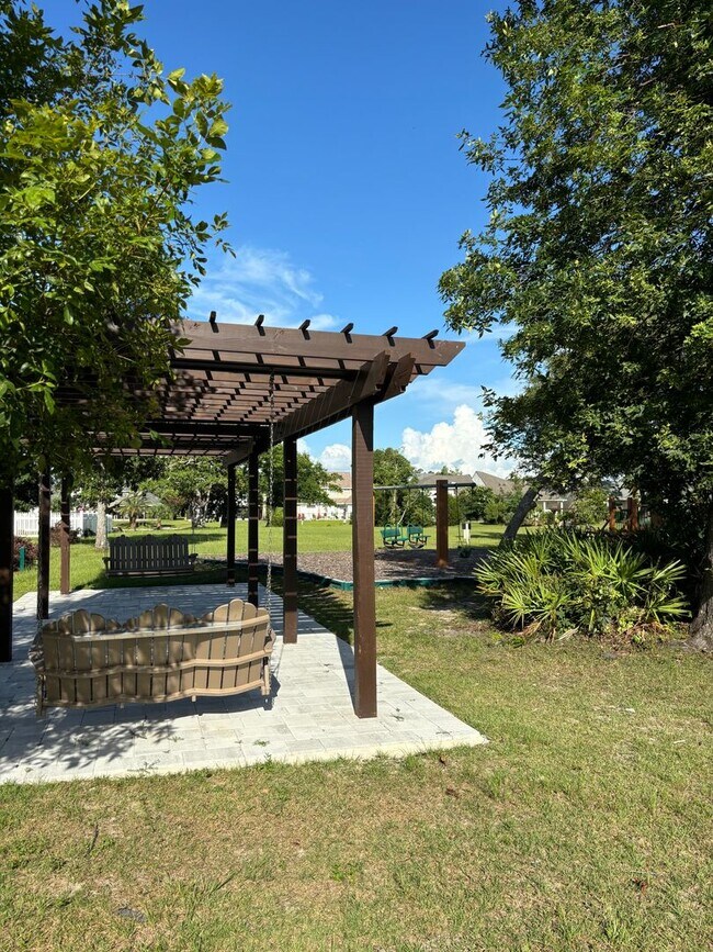 Building Photo - 2115 Country Club Dr