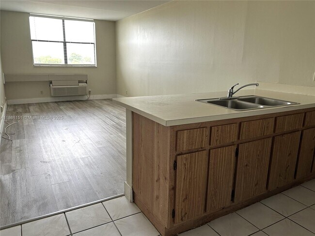 Building Photo - 2501 Riverside Dr