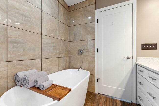 Building Photo - 1527 W Pearson St