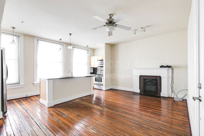 Primary Photo - 1321 1/2 E Main St