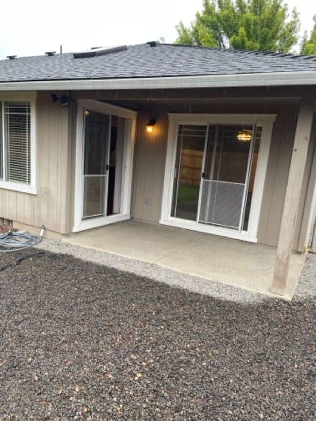 Building Photo - Nice 3 Bedroom 2 Bath home in Central Point