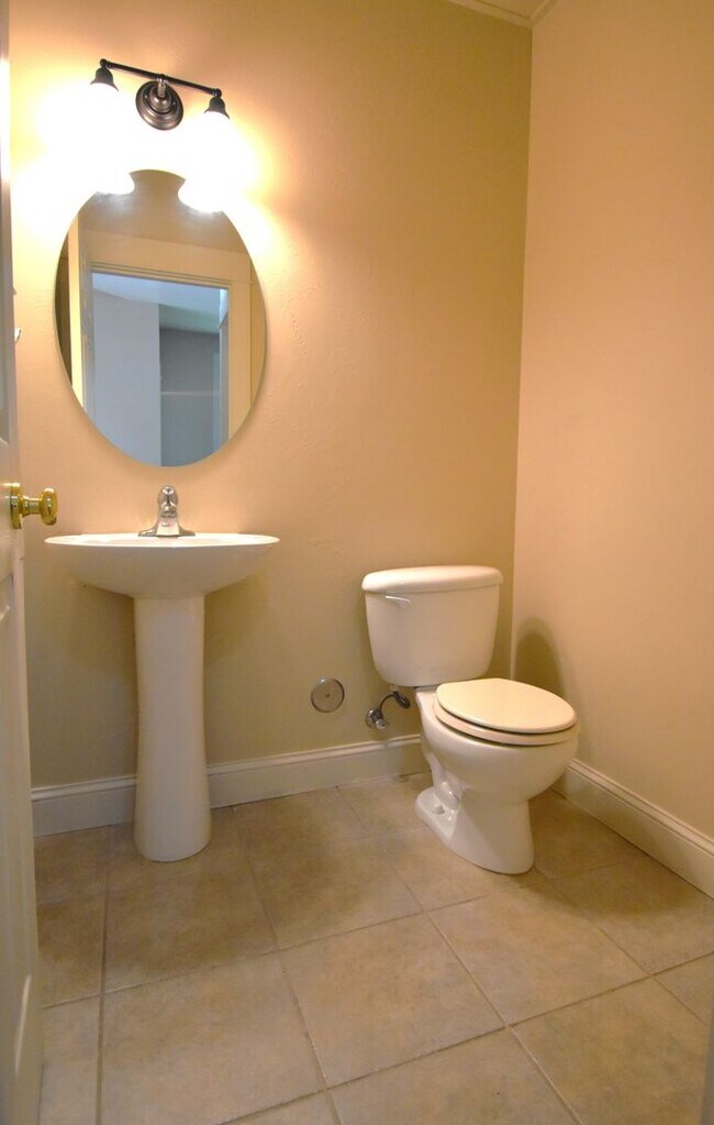 Building Photo - Fantastic end unit condo in Westgate subdi...