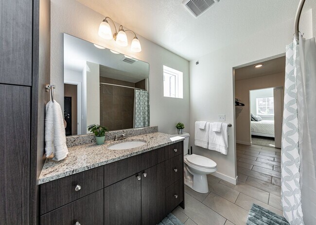 Building Photo - Westside 1 bed, 1 bath Luxury Apartment near Garden of the Gods
