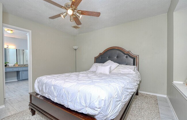Building Photo - 17 S High Oaks Cir