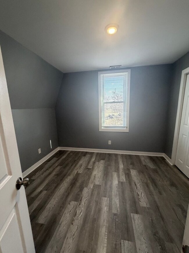 Building Photo - 3 Bedroom 1.5 bath bungalow near downtown