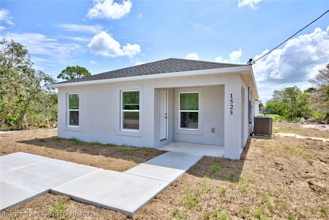 Building Photo - 1525 Chatsworth St