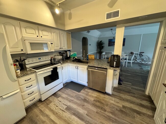 Building Photo - 604 Cordova Green