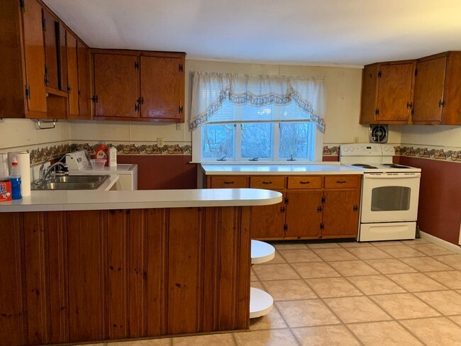 Building Photo - Multi-level 3-bedroom, 1-bath single-family home