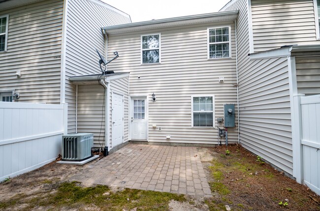 Building Photo - Charming 3-Bedroom, 2.5 Bath Townhome Comi...