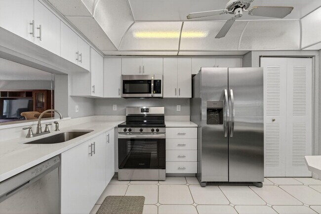 Building Photo - 7340 Amberly Ln