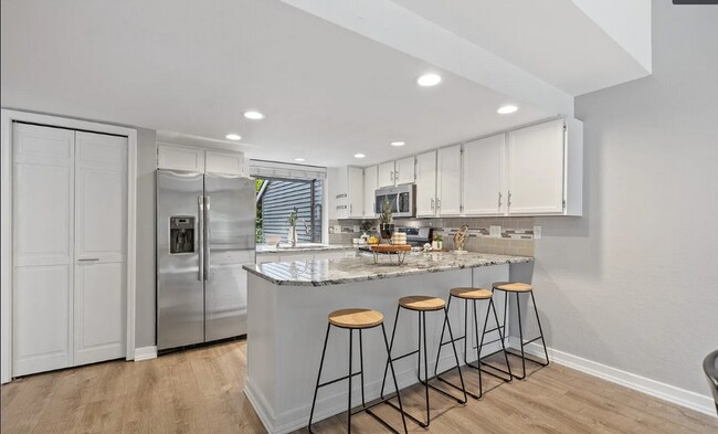 Building Photo - Kent East hill Condo townhome in Village at Single Creek - 3 bedroom 2.5 bath and 2 car garage. A...