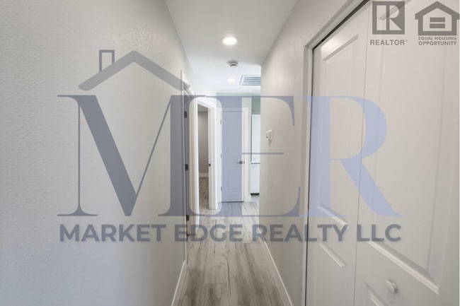 Building Photo - 4Bed/2Bath House at University/Dobson--Complete Remodel w/Pool!