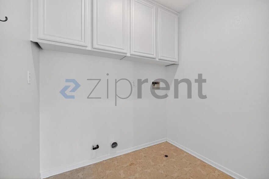 Building Photo - 703 Diamond Dr