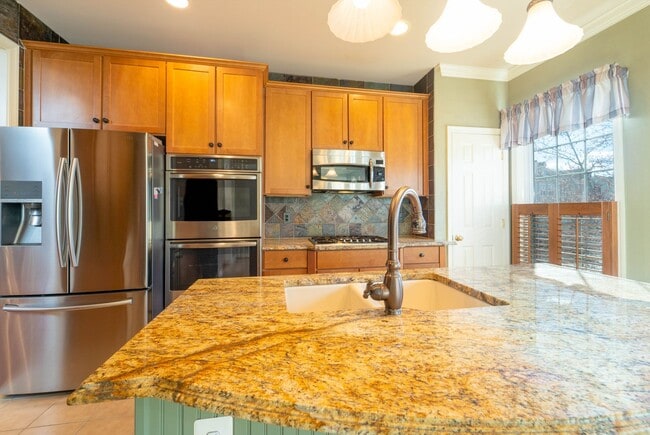 Building Photo - Updated Faircrest 4 BD 3.5 BA Townhome