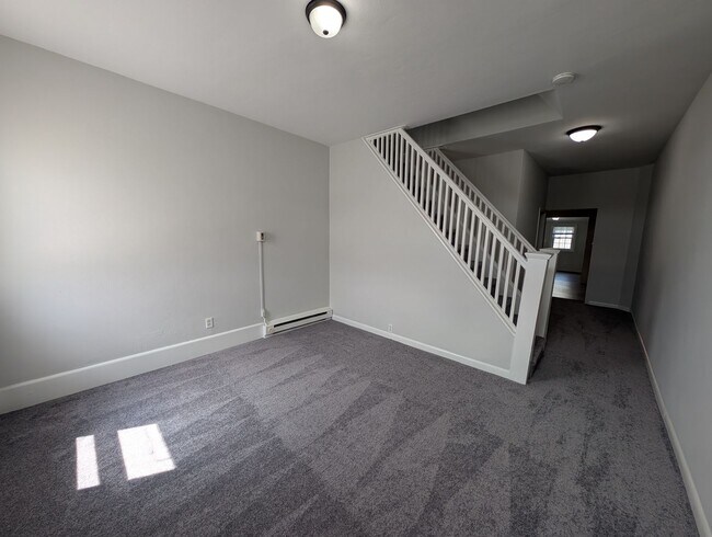 Building Photo - Large 2 Bed 1 Bath Townhome