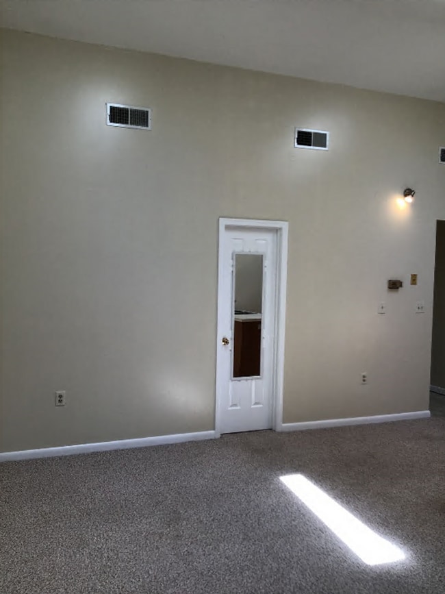 Building Photo - Cozy, end unit 2 bed/1 bath townhouse