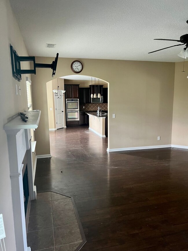 Building Photo - 639 Red Oak Ln
