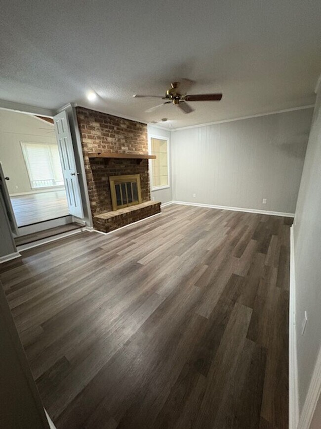 Building Photo - MOVE IN READY!