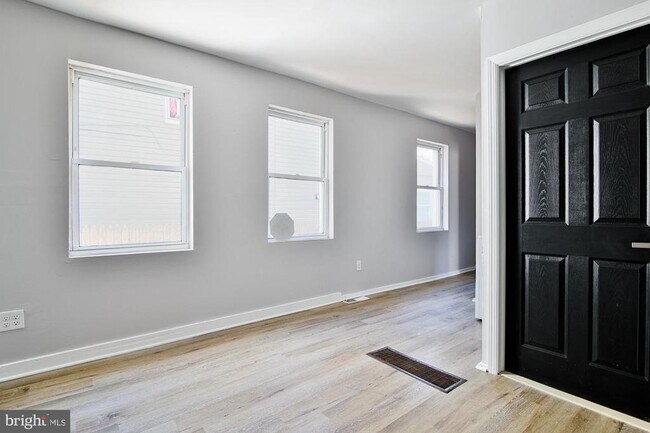 Building Photo - 217 Parkinson Ave