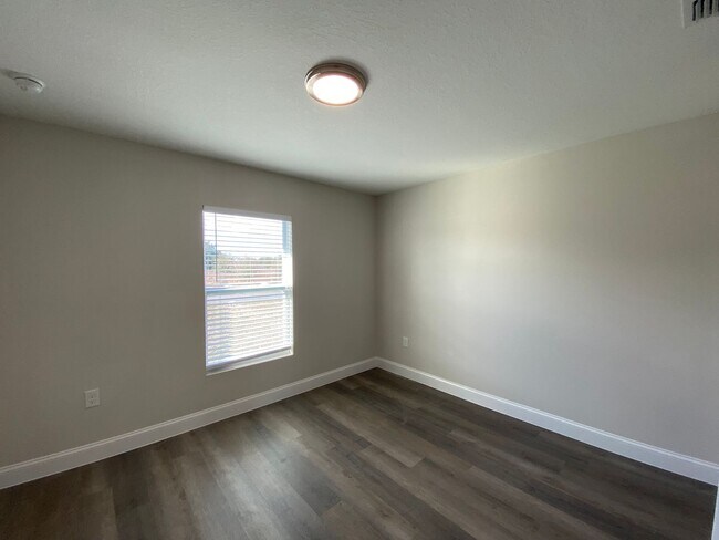 Building Photo - Desirable SW Ocala Neighborhood, 3/2/2 **W...