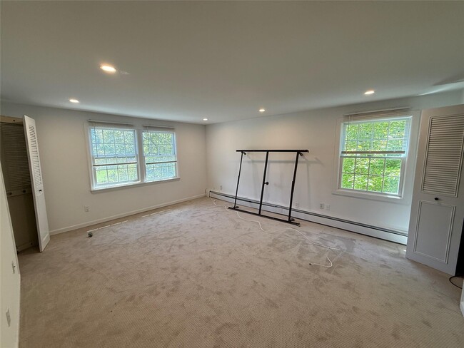 Building Photo - 7 Manor Ln