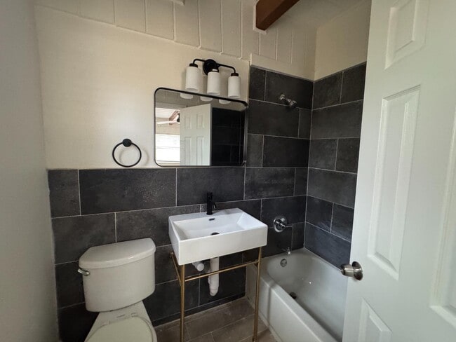 Building Photo - 1218 E 138th Ave