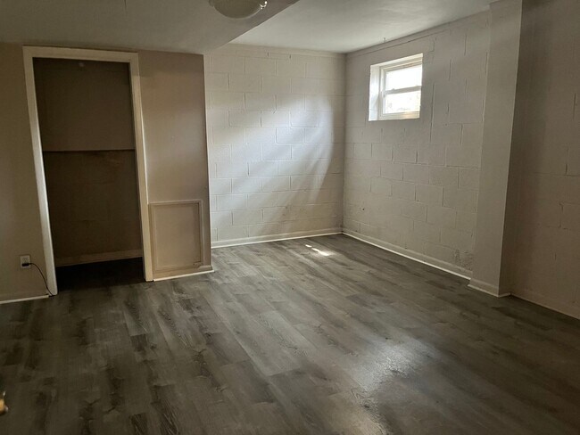 Building Photo - **Spacious 5-Bedroom Home with Modern Upda...